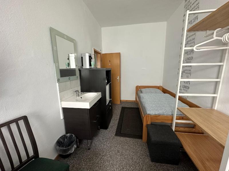 Standard Double Room with Shared Bathroom image 3