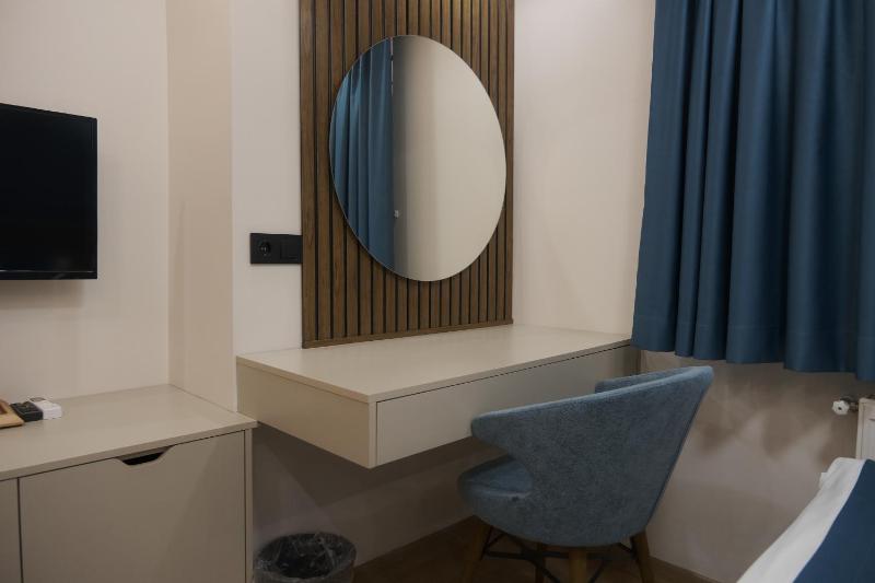 Standard Double or Twin Room image 4