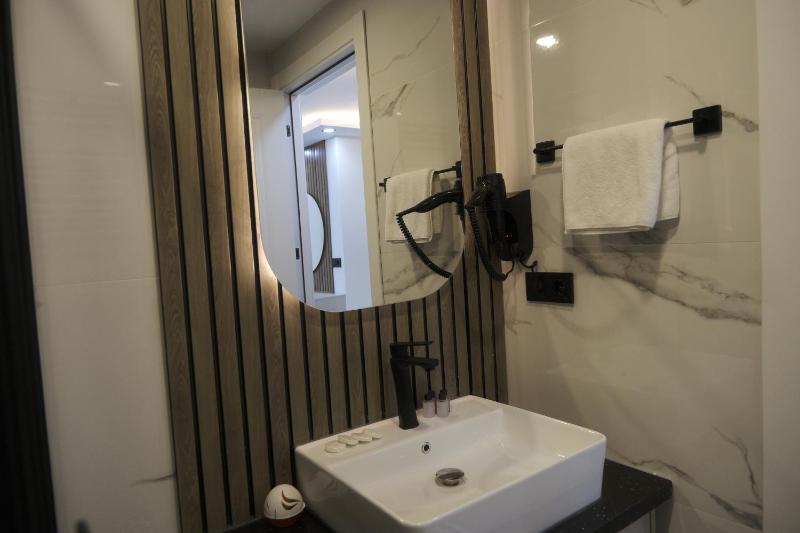 Standard Double or Twin Room image 3