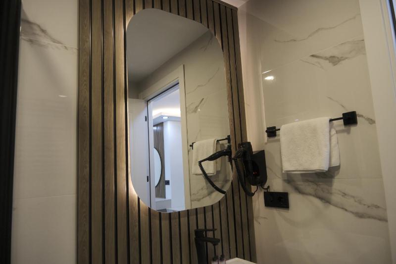 Deluxe Double or Twin Room with City View image 2