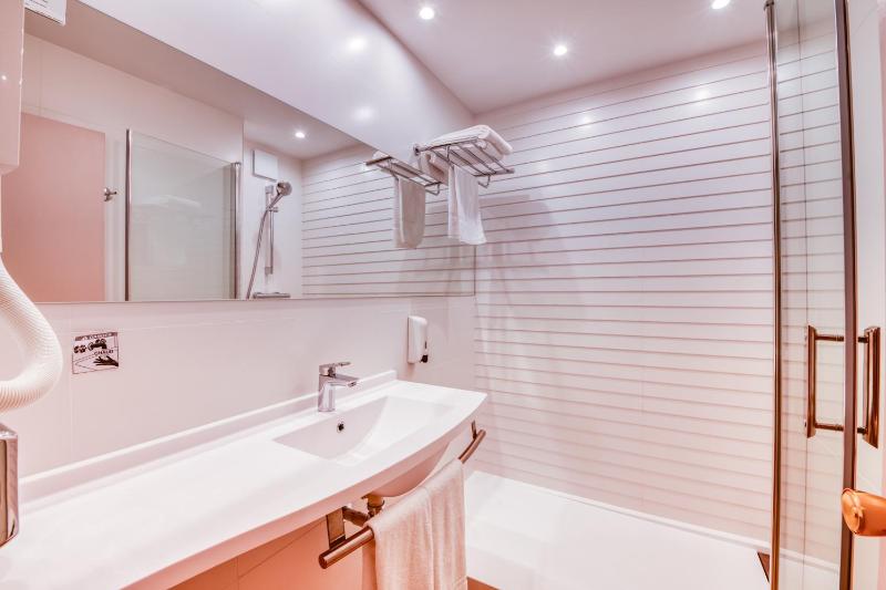 Standard Double or Twin Room image 4