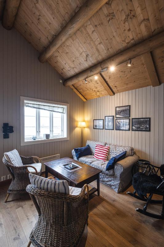 Two-Bedroom Deluxe Rorbu Cabin with Sea View image 2