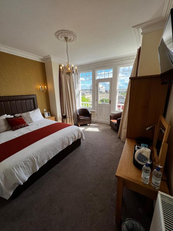 Deluxe Double Room with Balcony image 4