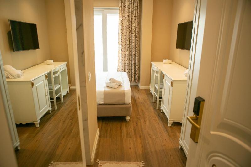 Deluxe Double Room image 4