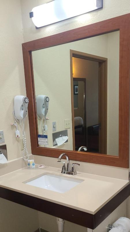 King Suite - Accessible/Non-Smoking image 2