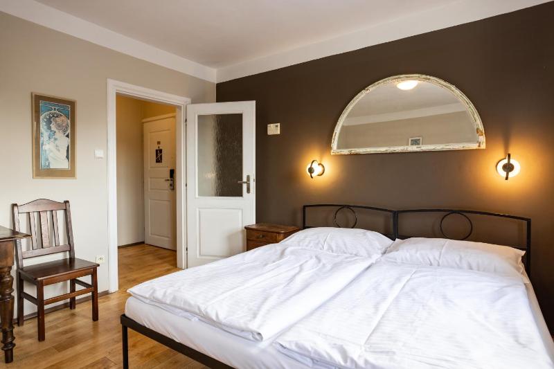 Double or Twin Room image 3