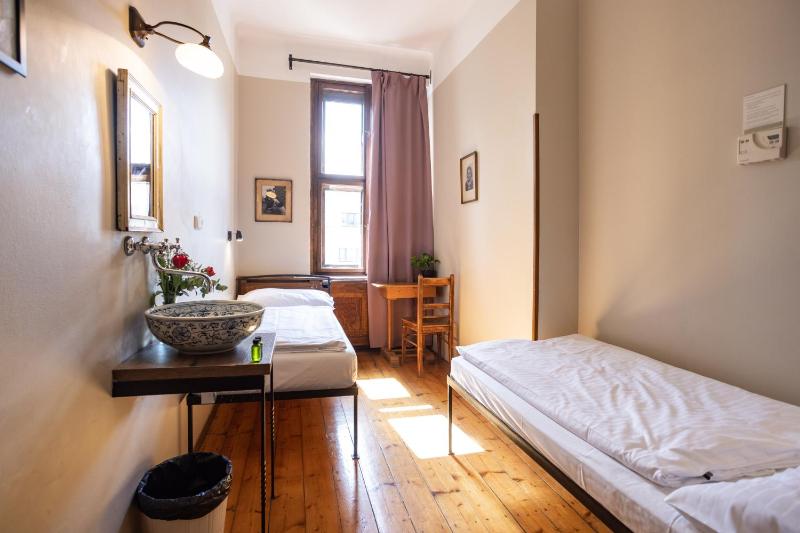 Twin Room with Shared Bathroom image 1