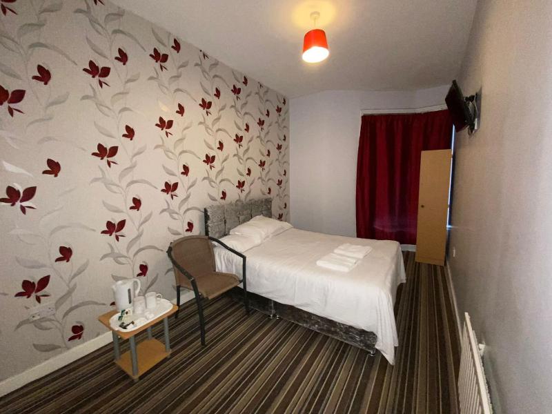 Small Double Room image 3