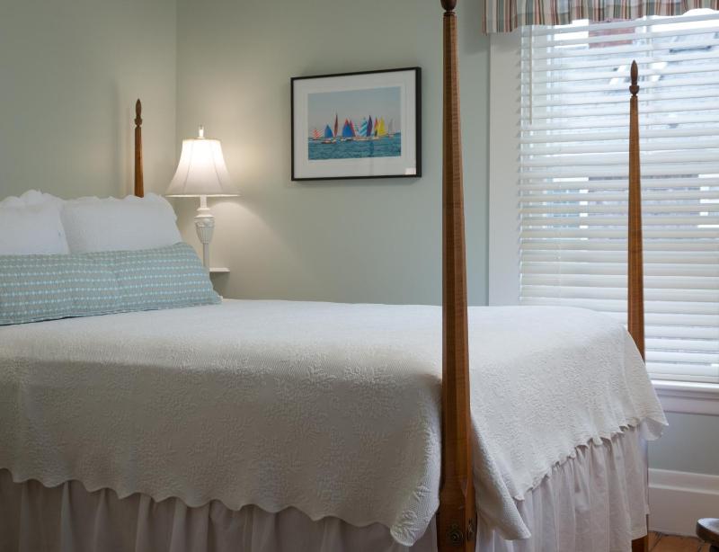 Standard Queen Room image 4