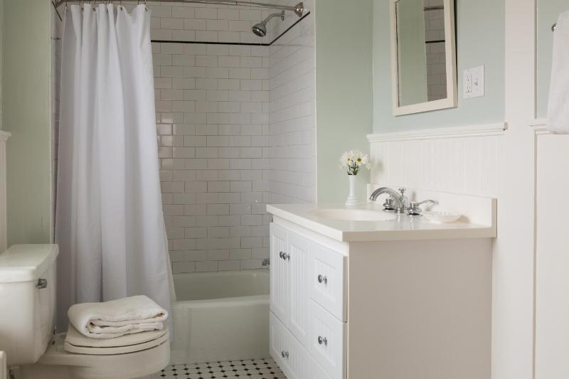 Standard Queen Room image 3