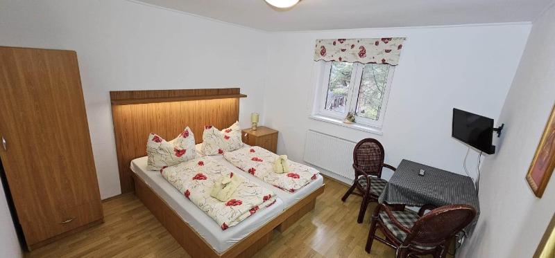 Twin Room image 3