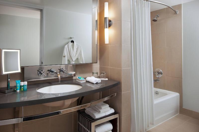 Spectacular, Guest room, 1 King, City view, High floor image 2