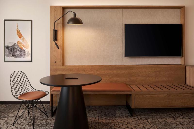 Club level, Guest room, 1 King, High floor image 3