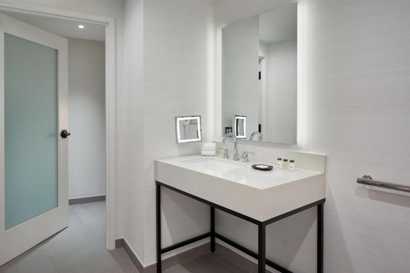 Junior Suite, 1 King image 3