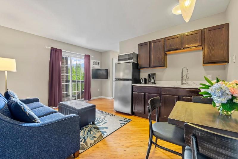 One-Bedroom Suite with Stairs image 2