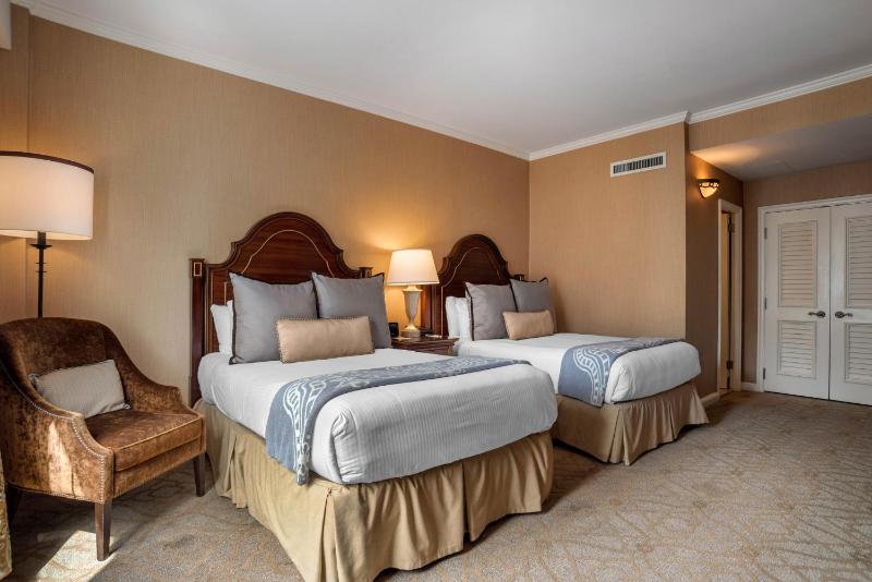 Deluxe Double Room with Two Double Beds with Balcony image 3