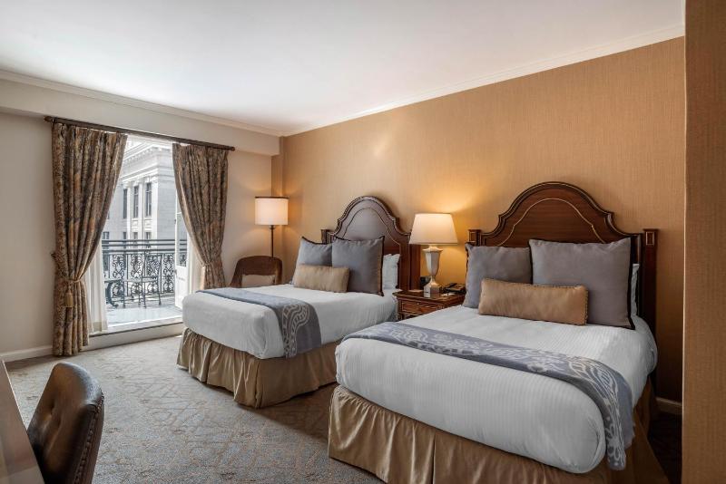 Deluxe Double Room with Two Double Beds with Balcony image 4
