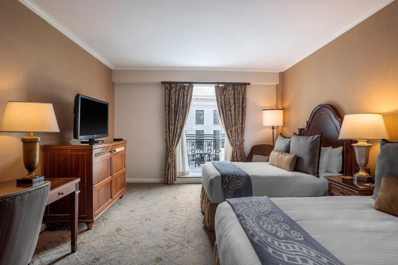 Deluxe Double Room with Two Double Beds with Balcony image 3