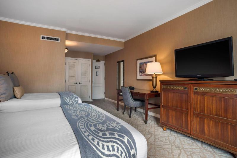 Deluxe Double Room with Two Double Beds with Balcony image 2
