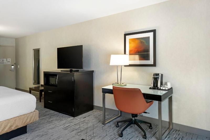 Standard King Room image 4