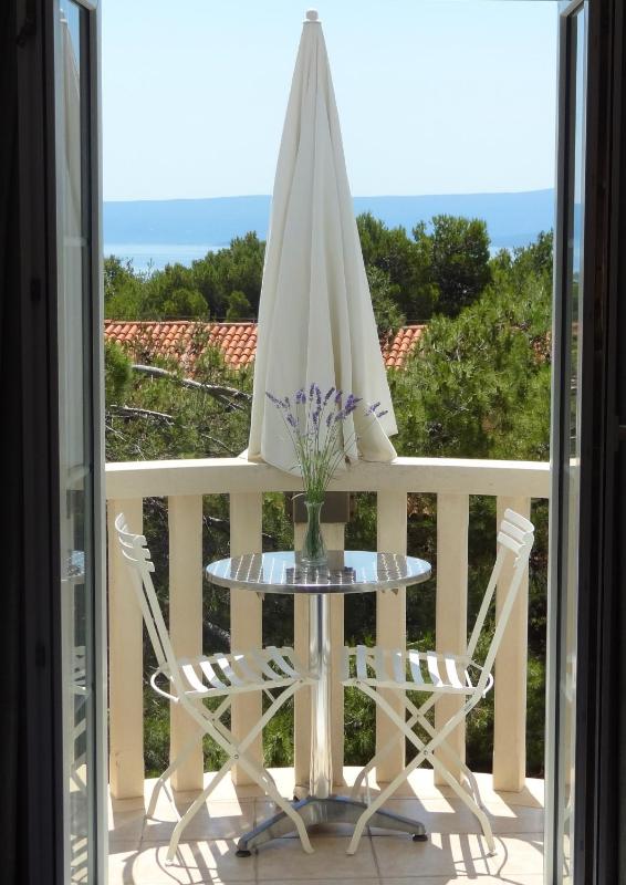 One-Bedroom Apartment with Balcony and Sea View image 4