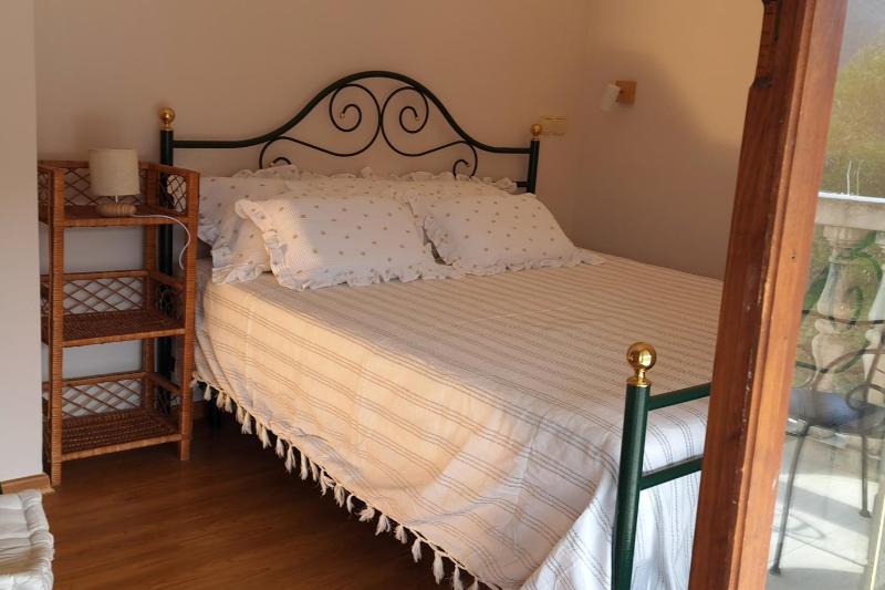 Three-Bedroom Apartment with Terrace and Sea View image 1