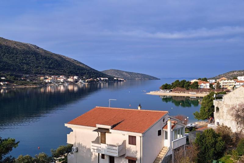 Three-Bedroom Apartment with Terrace and Sea View image 4
