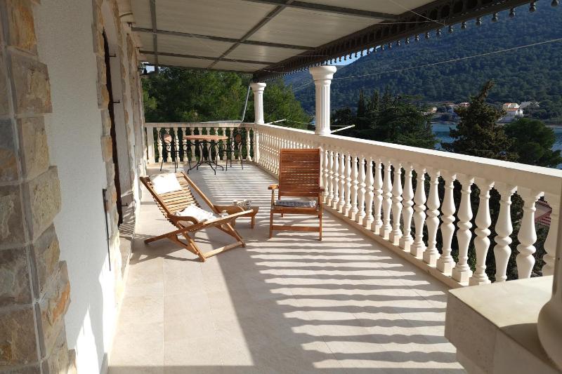 Three-Bedroom Apartment with Terrace and Sea View image 3