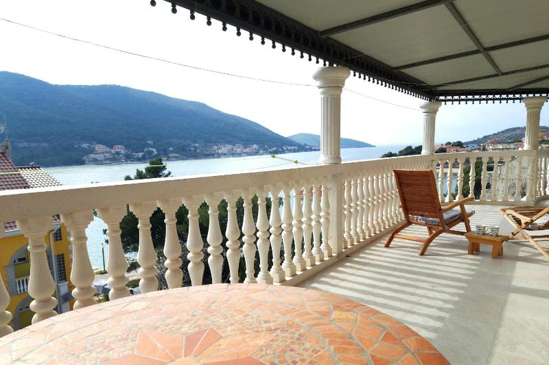 Three-Bedroom Apartment with Terrace and Sea View image 2