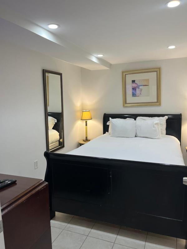 COMFY Basement Home 2 Bdrm1Den 3Queen Beds - image 3