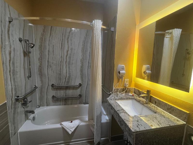 King Room with Bath Tub - Mobility Accessible/Non-Smoking image 3