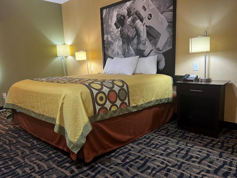 King Room with Bath Tub - Mobility Accessible/Non-Smoking image 4