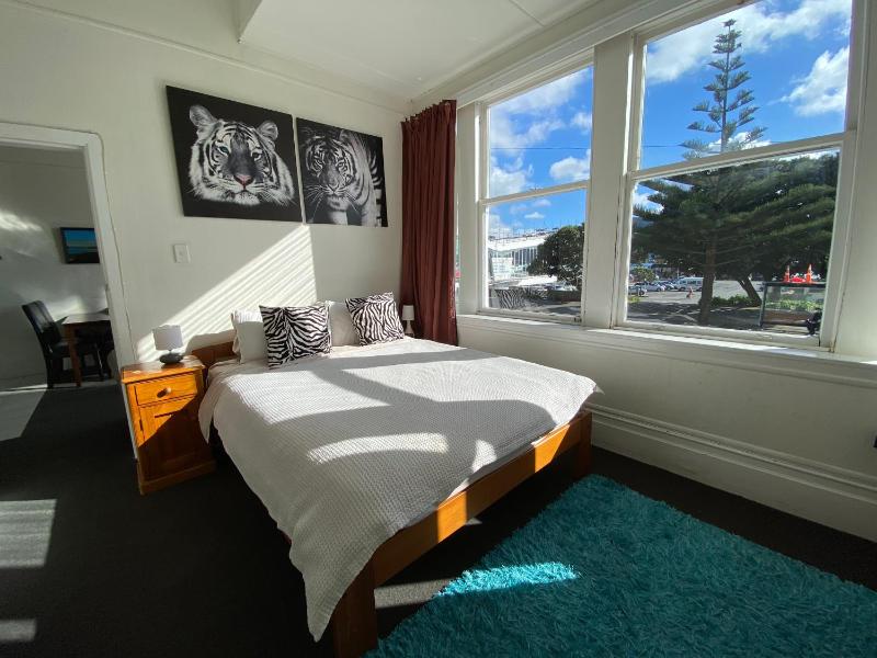 Beach house in Oriental Parade - image 12