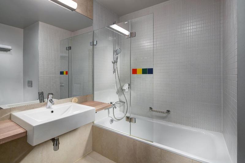 Standard Double or Twin Room image 4