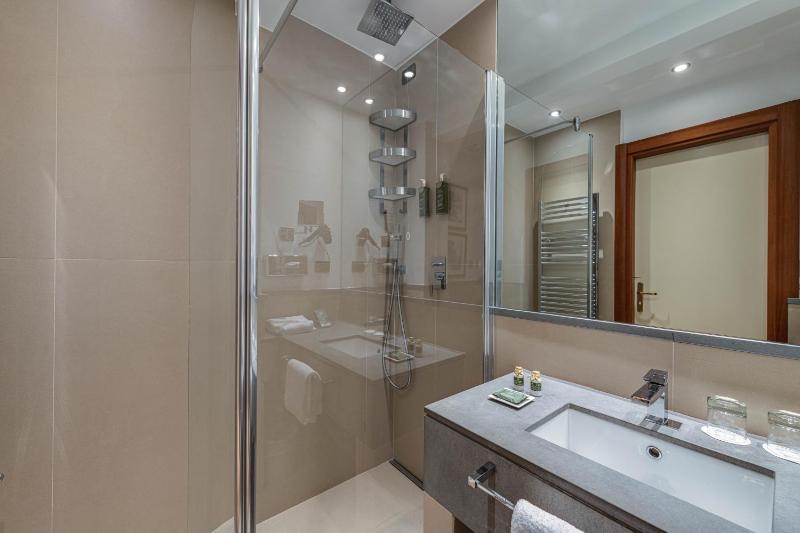 Double or Twin Room with Private Garden image 2