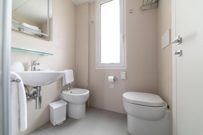 Deluxe Double or Twin Room image 4