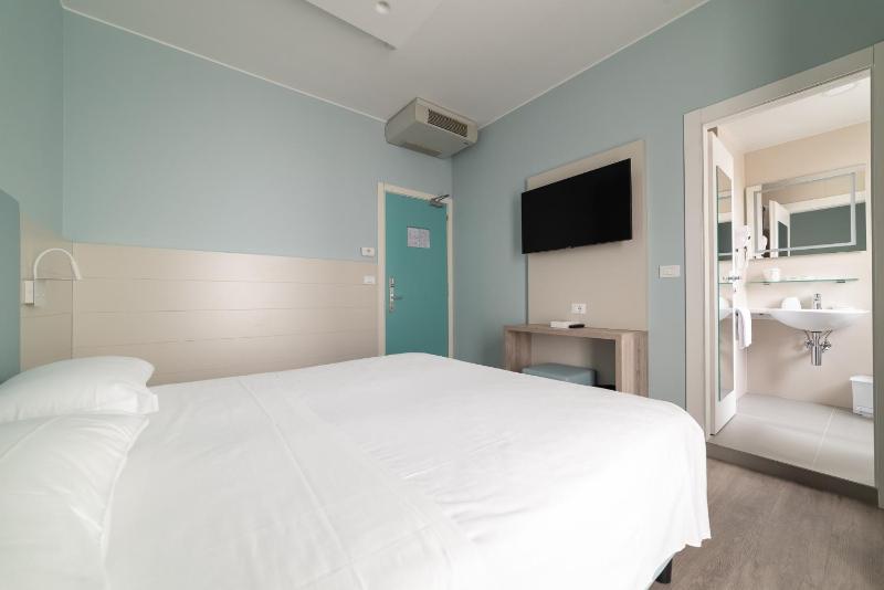 Deluxe Double or Twin Room image 3