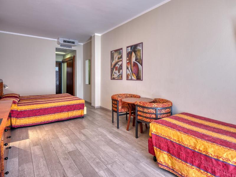 Economy Triple Room image 3