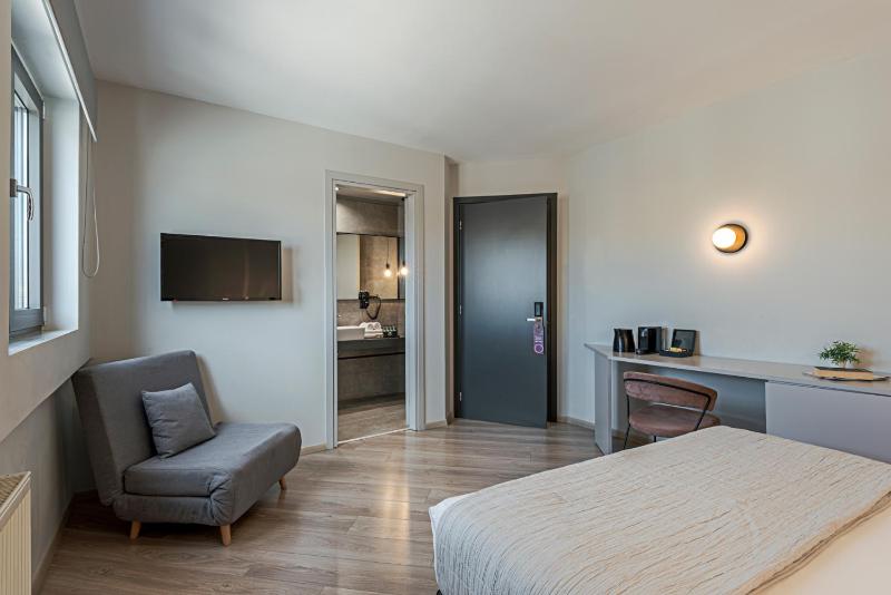 BED in Athens - image 16