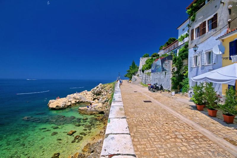 One-Bedroom Apartment with Terrace and Sea View image 2
