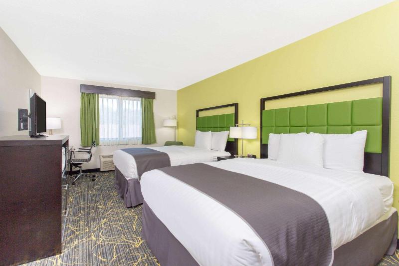 Queen Room with Two Queen Beds - Non-Smoking image 4