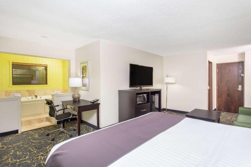King Suite with Jetted Tub - Non-Smoking image 2