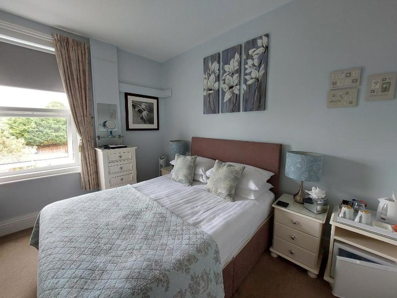 Small Double Room image 3