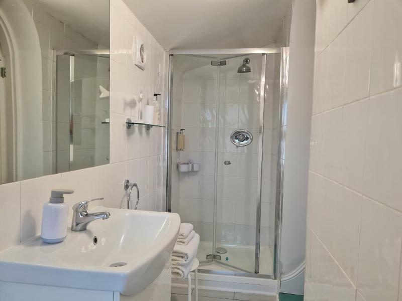 Twin Room with Private Bathroom image 3