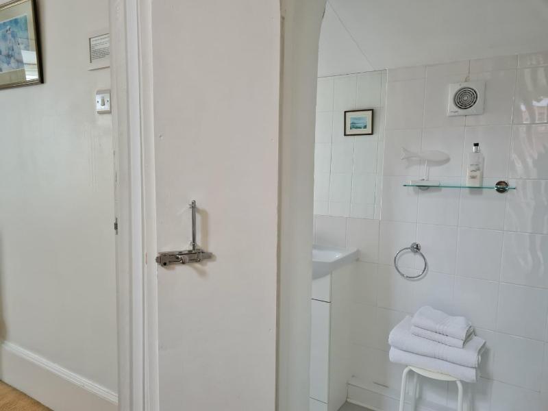 Twin Room with Private Bathroom image 2