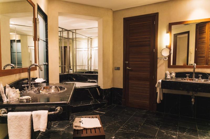 Executive Suite image 3