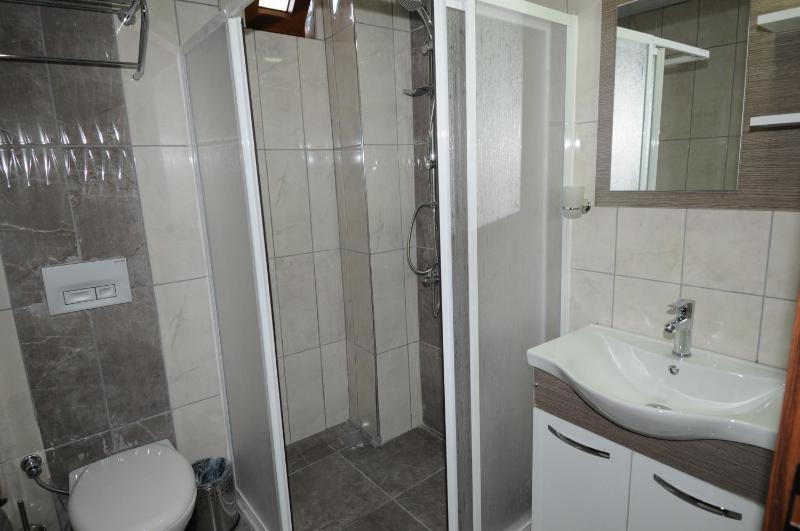 Triple Room with Free Two-Way Airport Shuttle image 4
