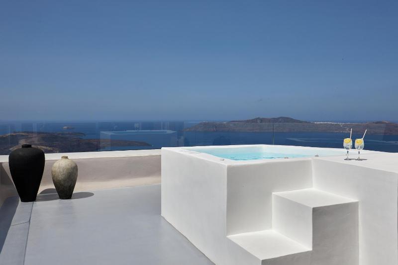 Grand Suite with Caldera View & Hot Tub image 4