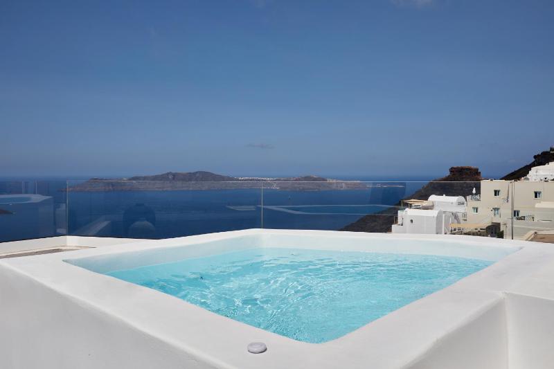 Grand Suite with Caldera View & Hot Tub image 3