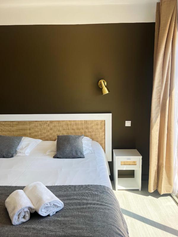 Classic room with balcony and sea view image 1
